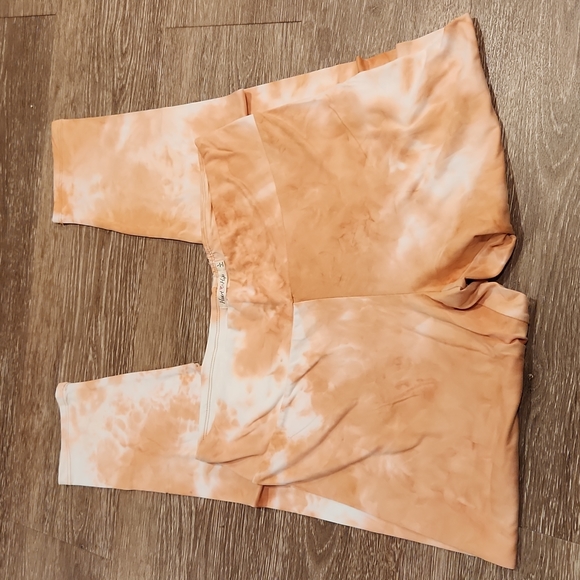 Heart & Hips Baked Peach Tie-Dye Leggings - Picture 3 of 6